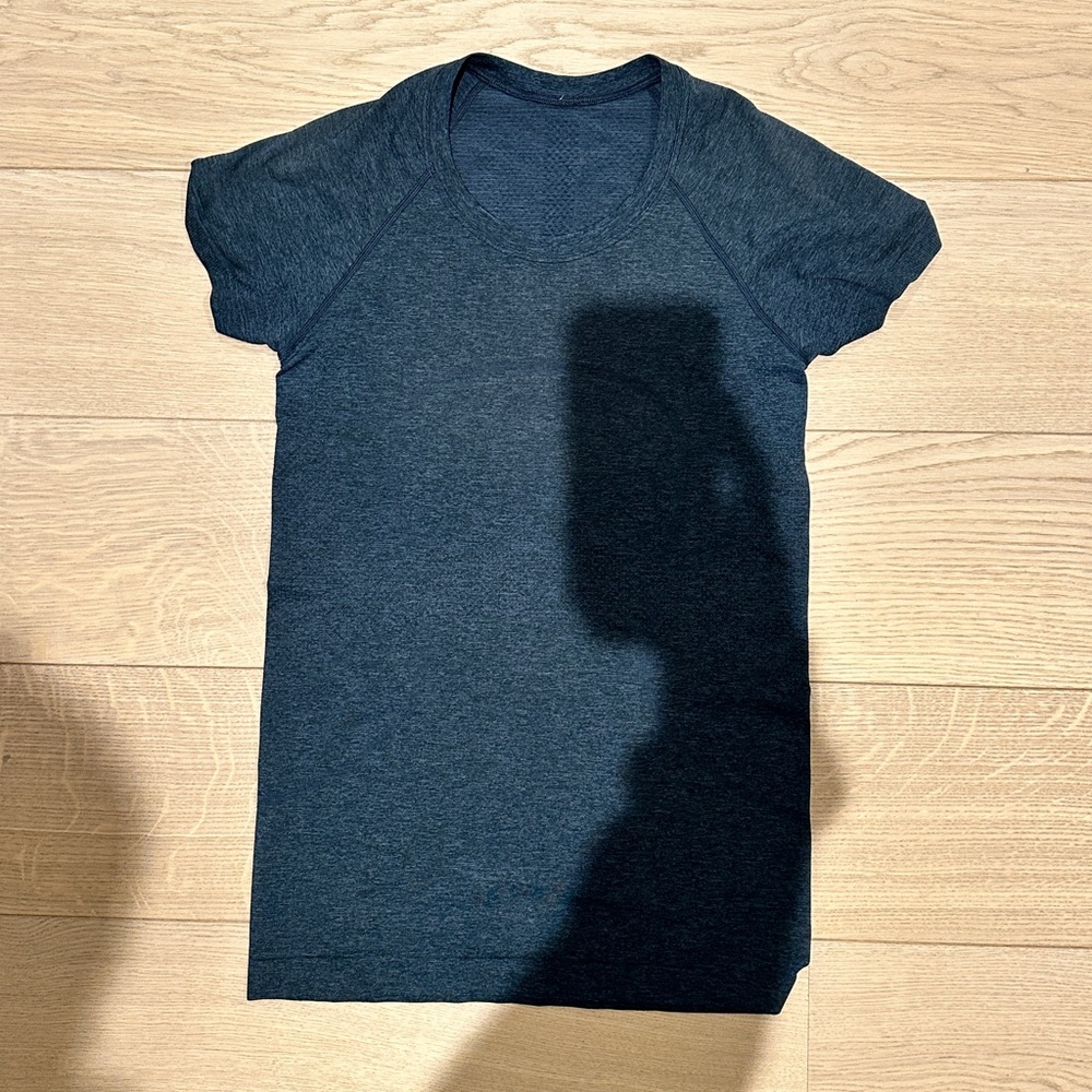 lululemon navy swiftly tee shirt atheltica Lulu Lemon